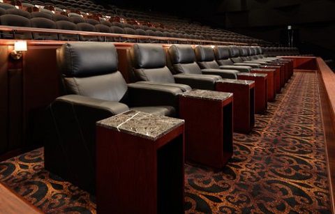 映画館の見やすい座席位置 子供の一番後ろと前での音響や見え方の違い